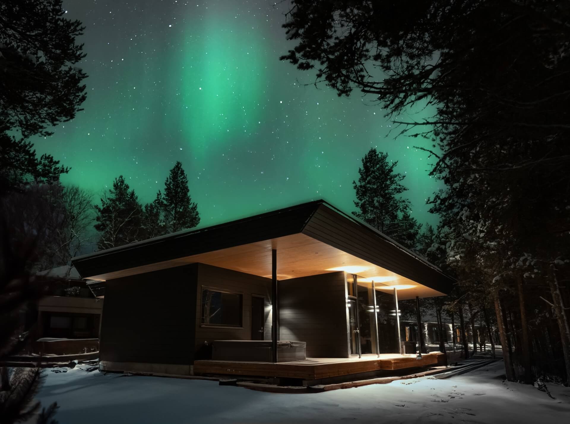 Groen poollicht boven een besneeuwde omgeving