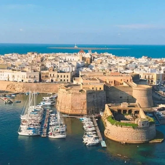 Gallipoli met zijn haven, vesting en de blauwe zee