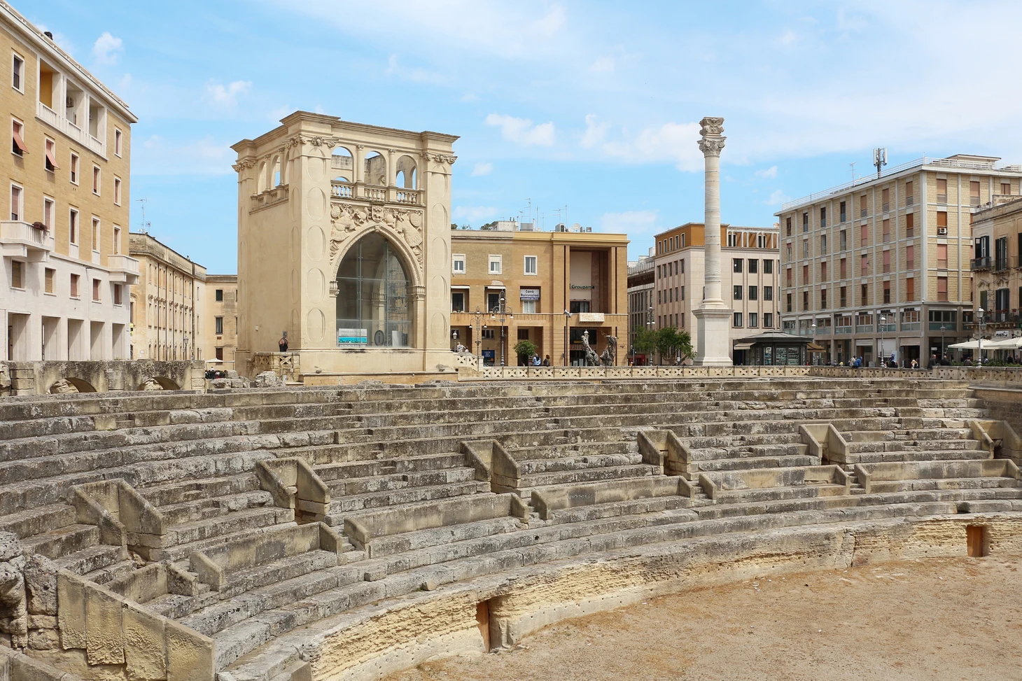 Het Romeinse amfitheater en de historische gebouwen in het centrum van Lecce